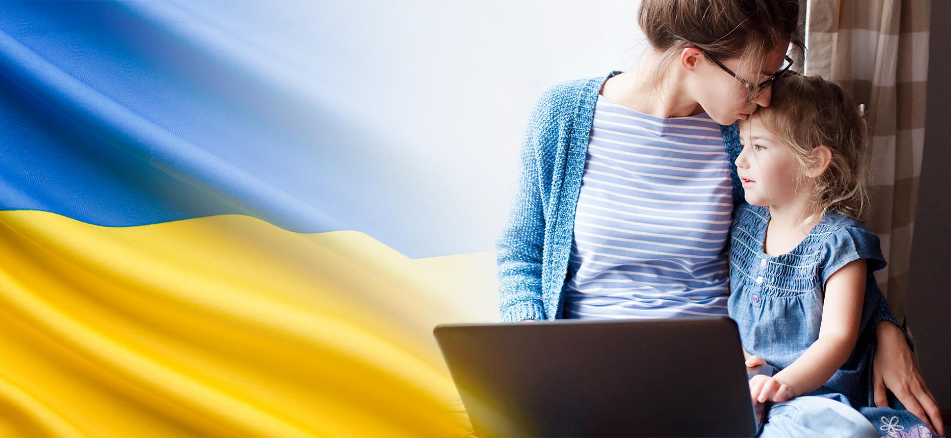 grafika zawierająca po lewej stronie kadru flagę Ukrainy, po prawej ukazująca matkę całującą kilkuletnią córkę (symbol bezpieczeństwa w czasach wojny)