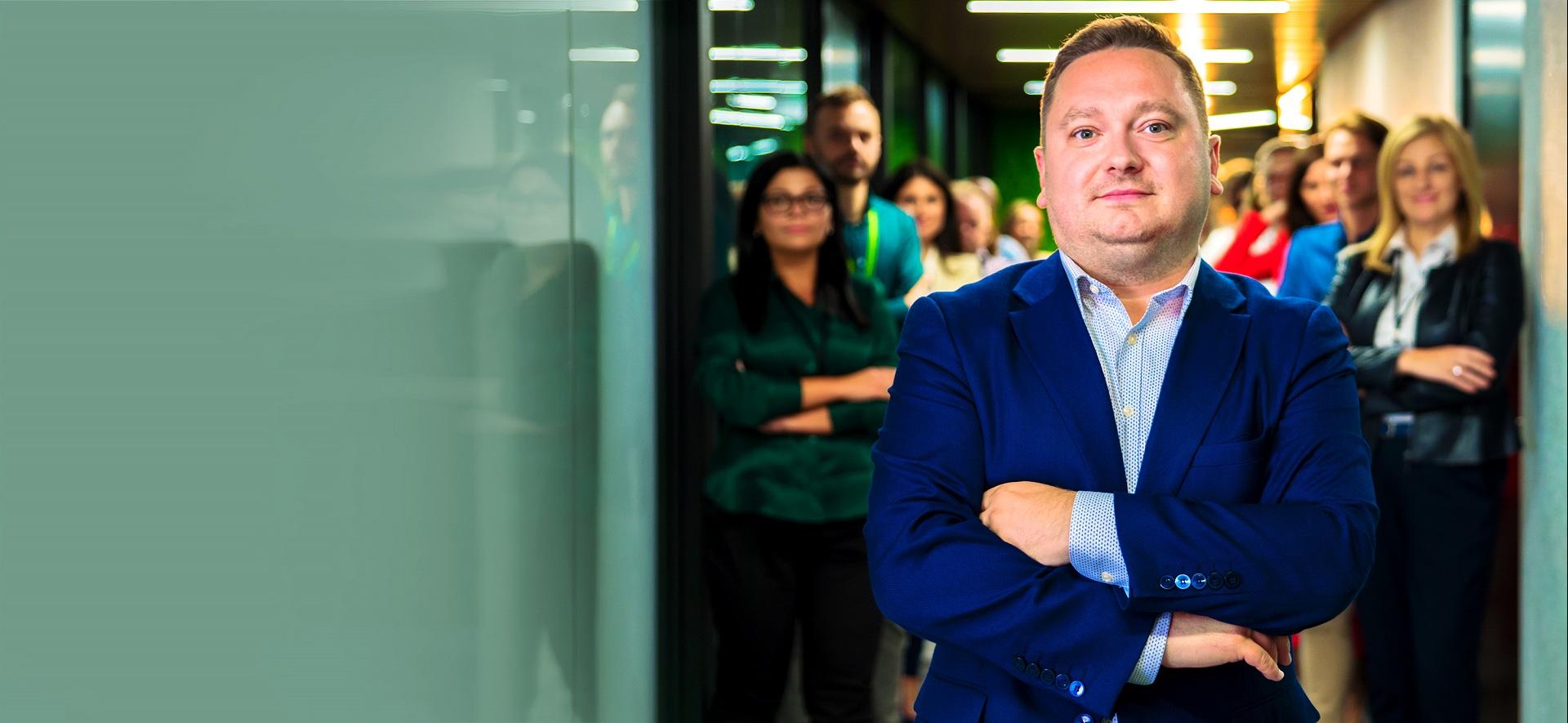 dyrektor Kikosicki na tle pracowników CeZ