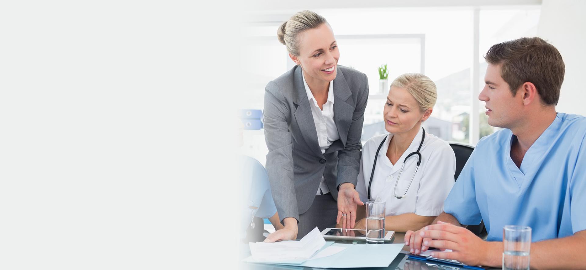 Lekarze słuchający trenera podczas szkolenia