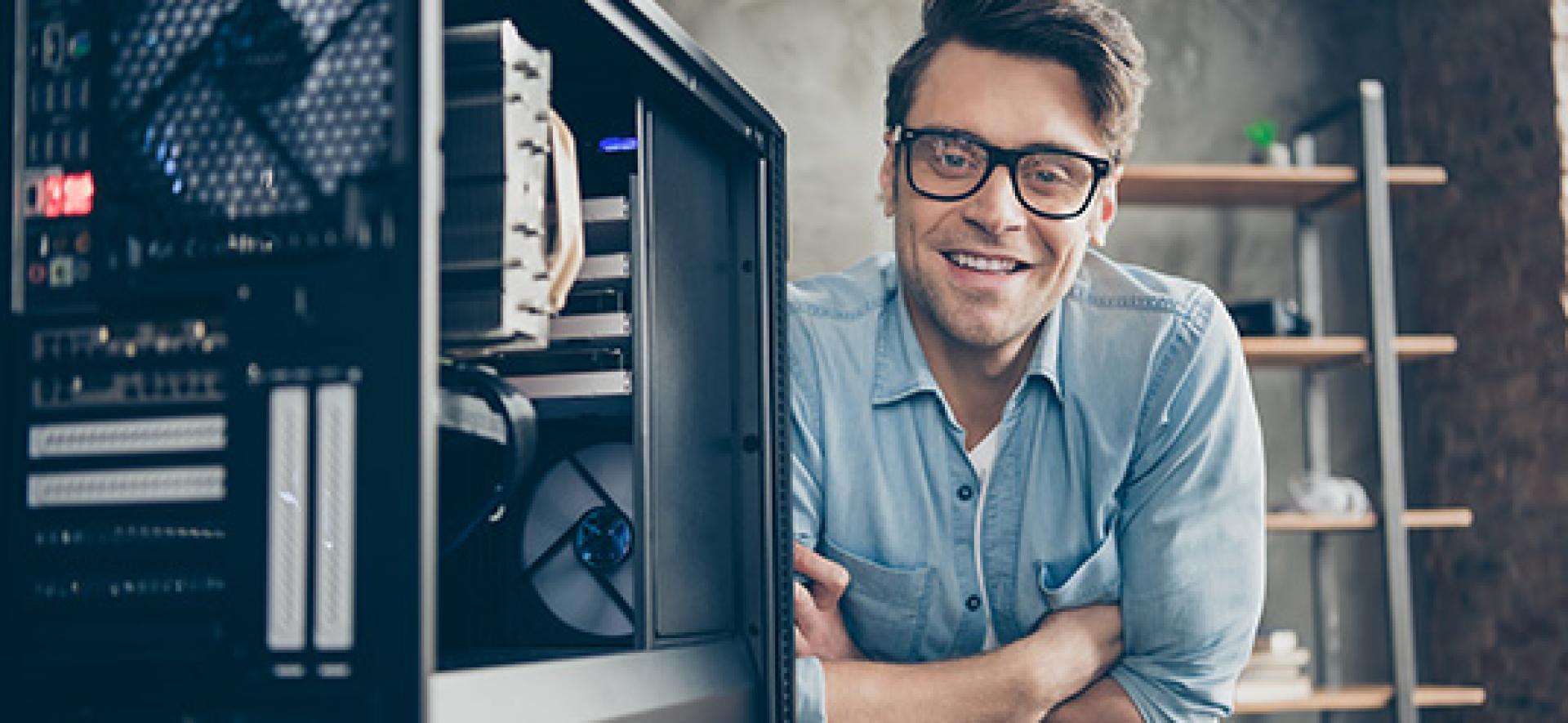 młody człowiek stażysta z komputerem