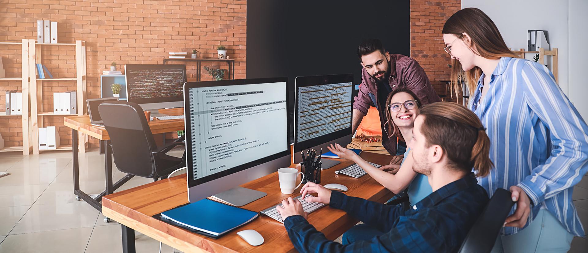 zdjęcie przedstawiające pracowników przy pracy nad projektem