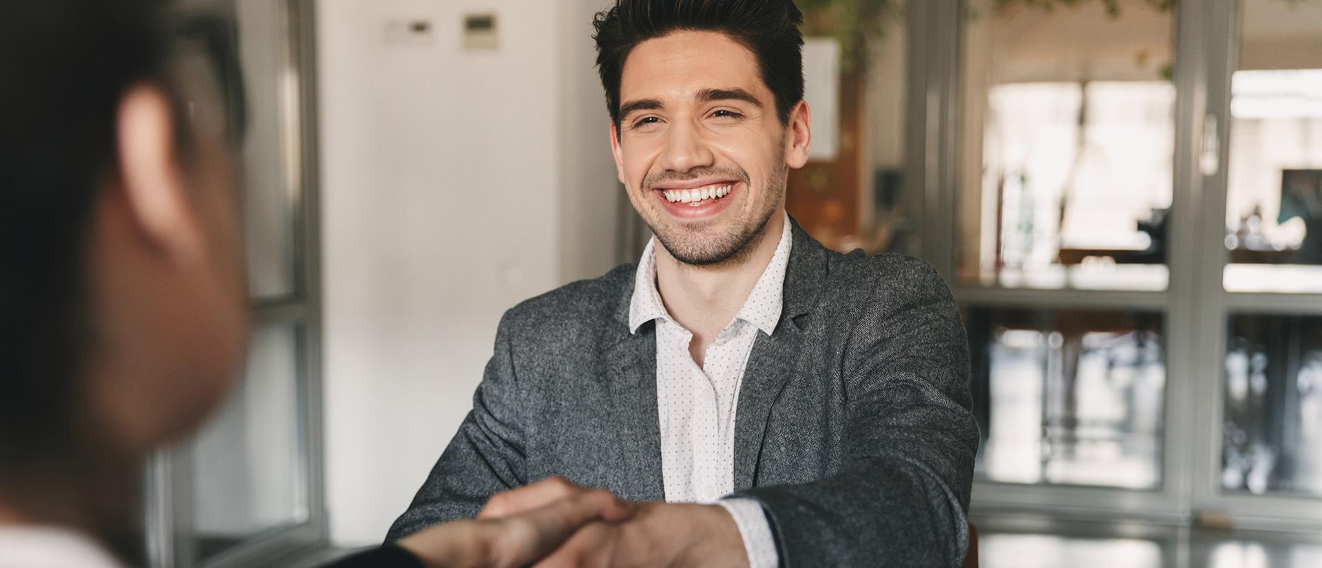 Uśmiechnięty mężczyzna