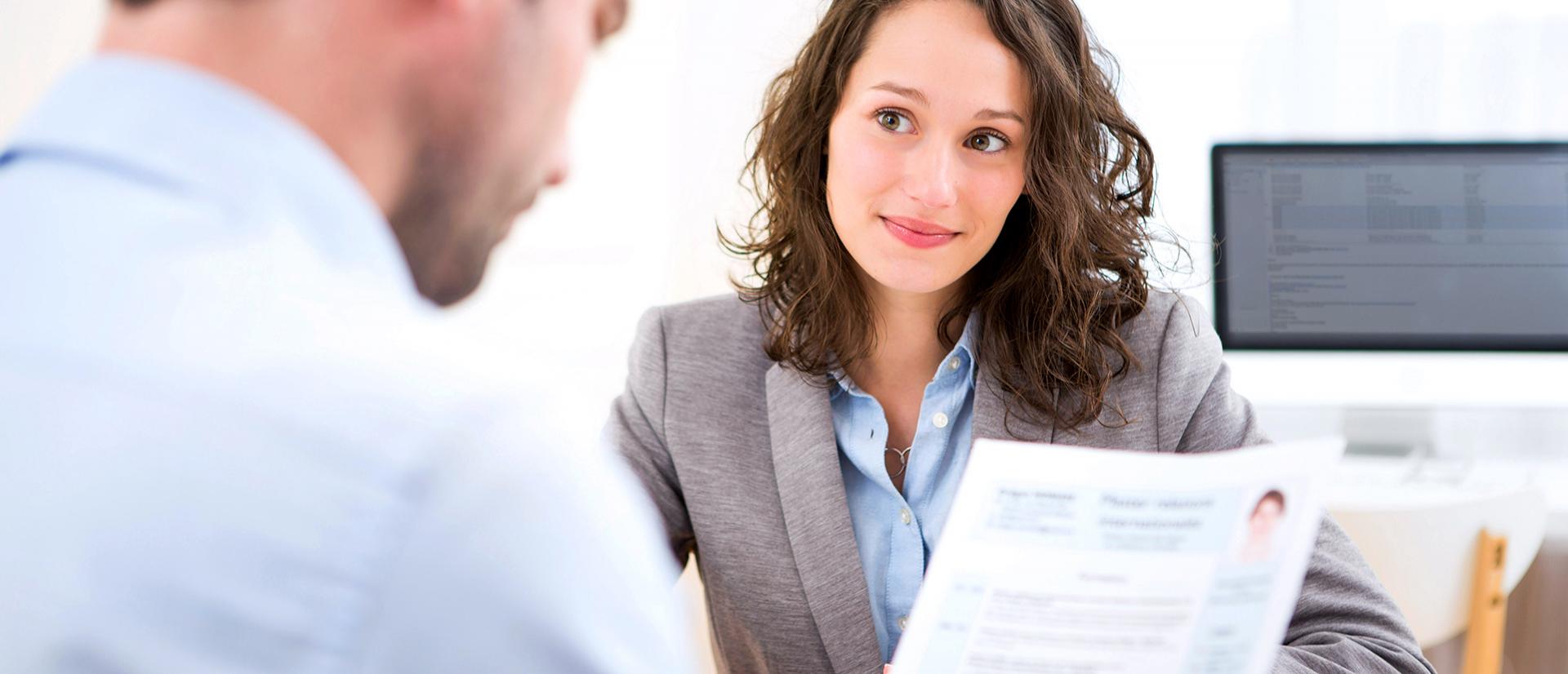 zdjęcie przedstawiające rozmowę kwalifikacyjną