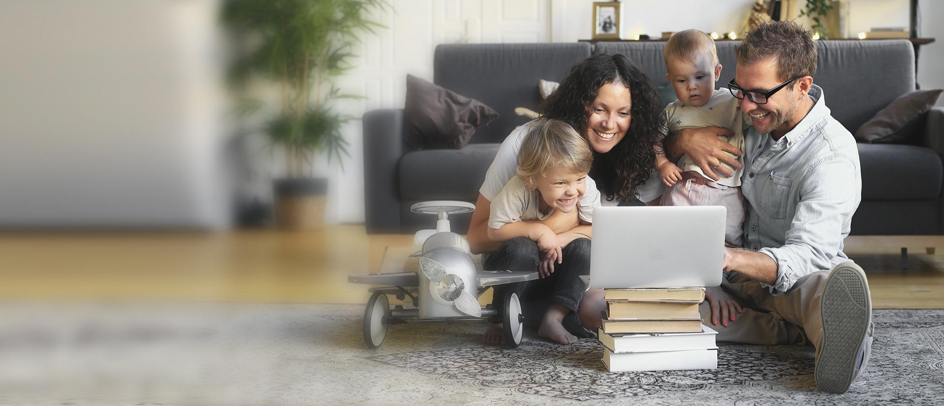 zdjęcie przedstawiające rodzinę przed laptopem