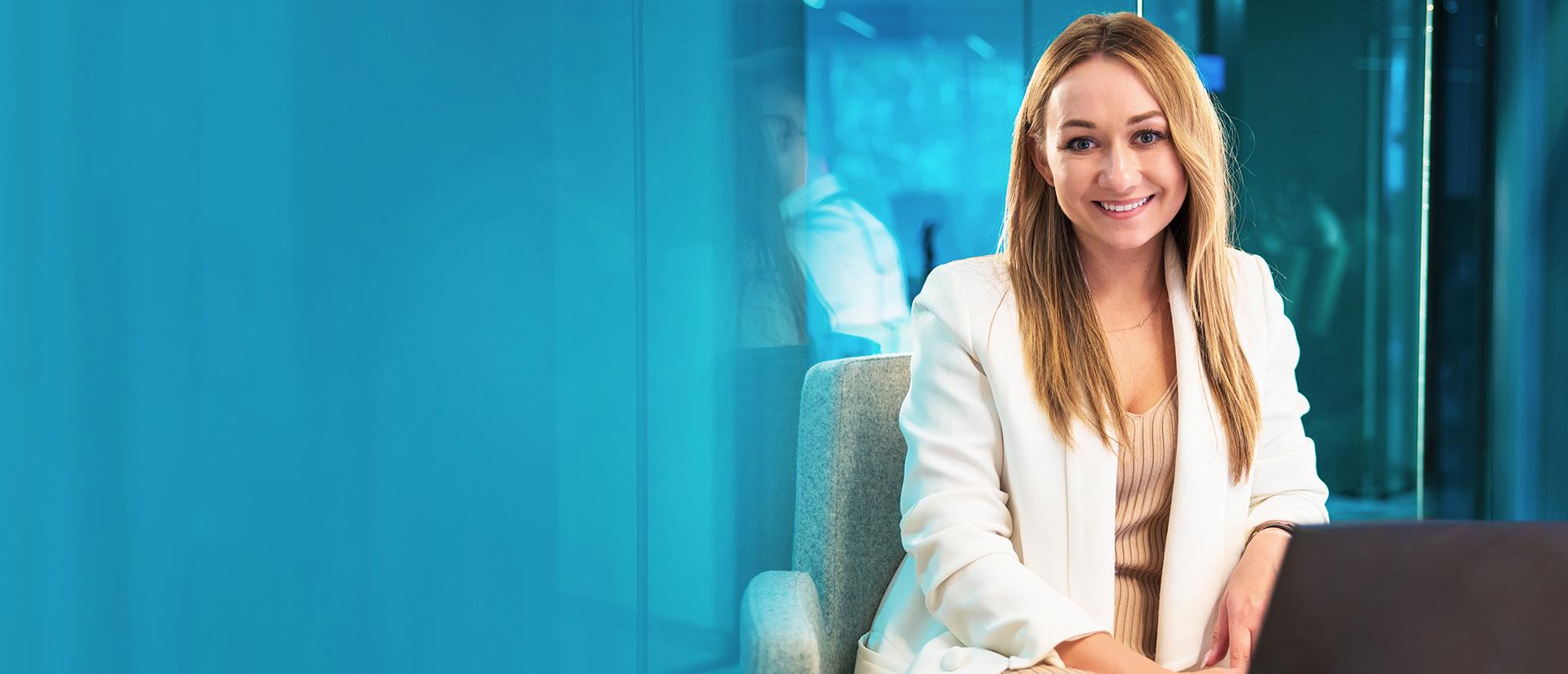 zdjęcie przedstawia kobietę, siedzącą przy stole