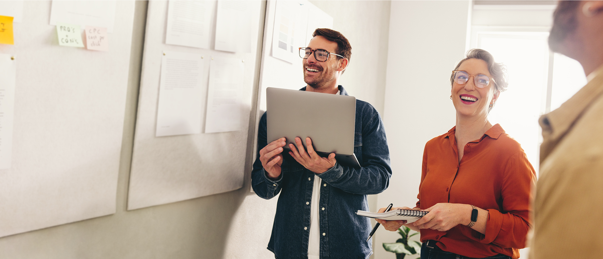 osoby podczas burzy mózgów przy tablicy z notatkami