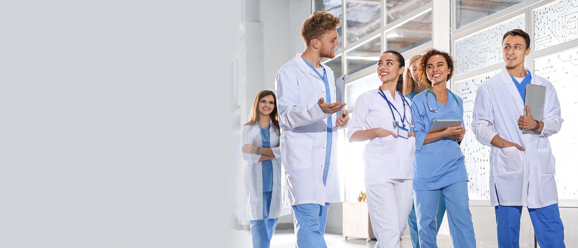 Grupa lekarzy rozmawiająca na korytarzu