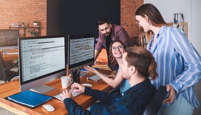 zdjęcie przedstawiające pracowników przy pracy nad projektem