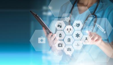 zdjęcie z grafiką wektorową przedstawiającą e-usługi - w tle pracownik medyczny medyczny