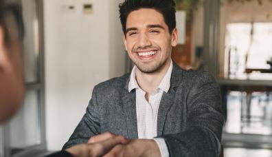 Uśmiechnięty mężczyzna