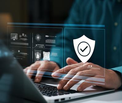 kadr na dłonie osoby pracującej na laptopie