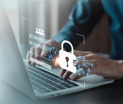 kadr na dłonie osoby pracującej na laptopie