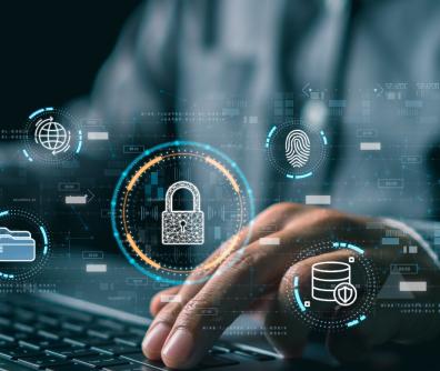 Pracownik przy komputerze