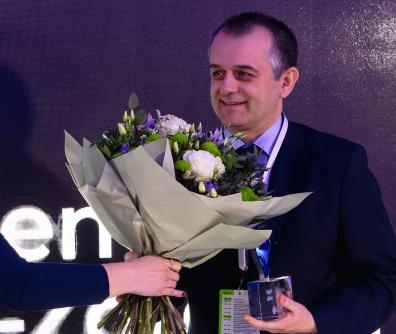 Tomasz Zieliński przyjmujący nagrodę 