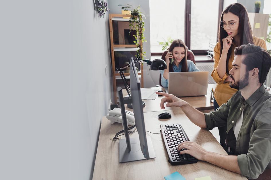 Kobieta i mężczyzna patrzących na ekran komputera