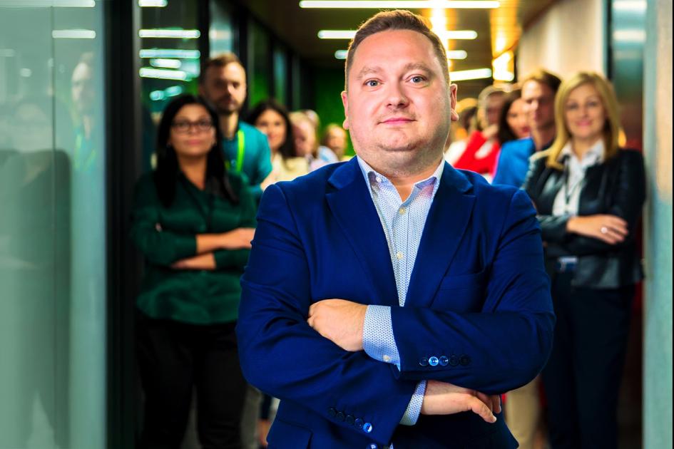 dyrektor Kikosicki na tle pracowników CeZ