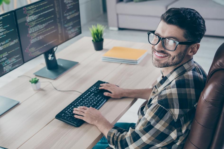 mężczyzna pracujący przy komputerze