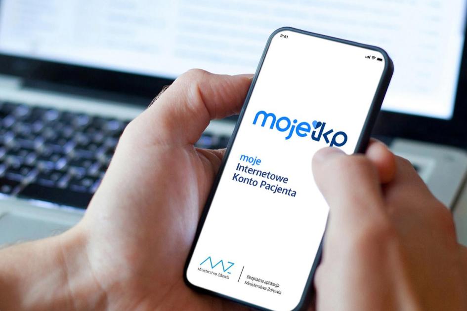 widok telefonu trzymanego w dłoni 