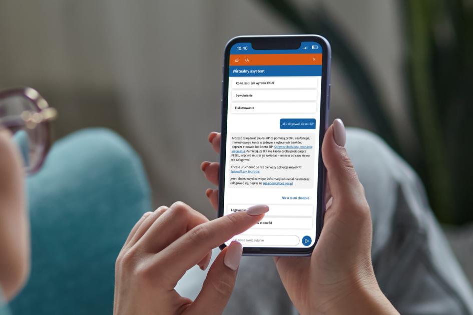 kobieta korzystająca z chatbota na pacjent.gov.pl