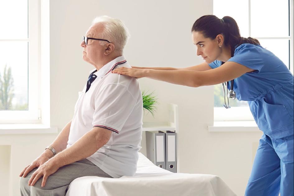 Fizjoterapeutka badająca pacjenta