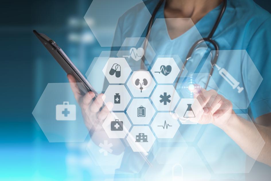 Lekarz dotykający wirtualnych ikon z symbolami dotyczącymi zdrowia