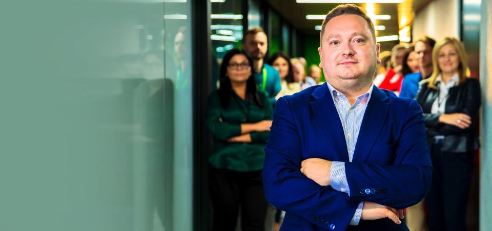 Paweł Kikosicki, dyrektor CeZ, w tle grupa pracowników Centrum